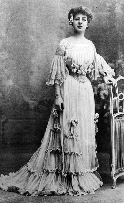 Mademoiselle Régnier in een outfit van Jacques Doucet, 1903 door French Photographer